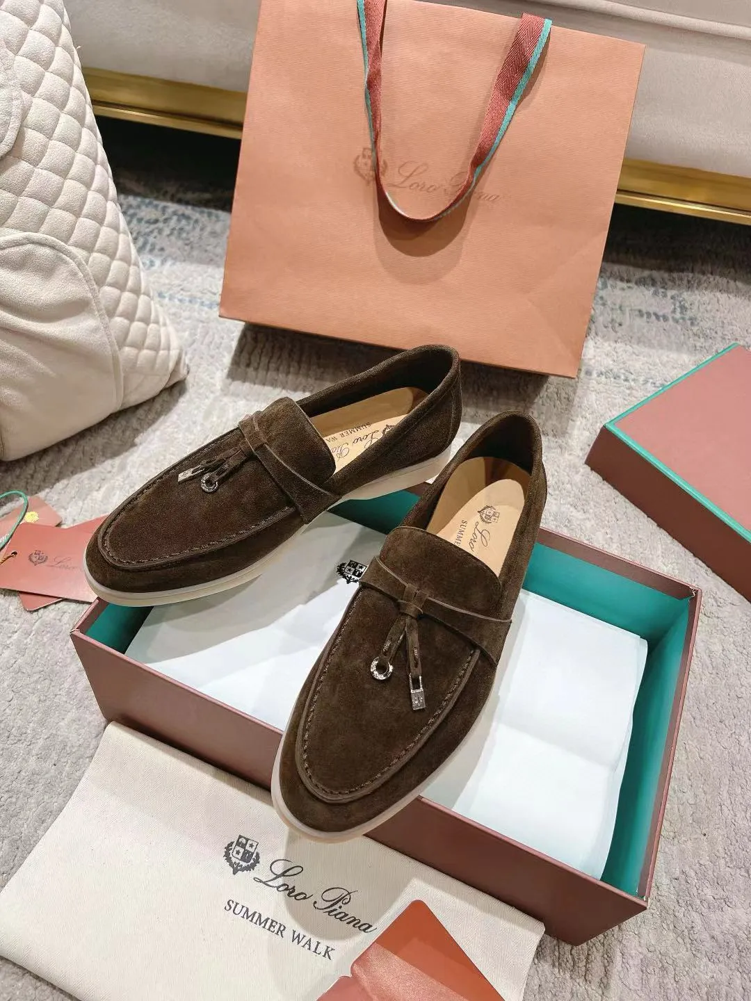Factory price: 520💰4050 new color. Original purchase, 1⃣️: 1⃣️ folded and developed, Loro Piana professional model to try on feet, quality purchase level, flash sale of common products on the market, welcome to compare, original packaging. Fabric: Imported from Italy🐑High mercerized shearling, Lining: Hand-sewn mark thread in water-dyed cowhide imported from Italy🧵, high-end and elegant. Comfortable on the feet. Size: Women's 35-42 (41, 42) customized, non-returnable, men's 38-45 (46, 47, 48) customized, non-refundable. Fashionable boutiques that you can’t miss, a must-have item